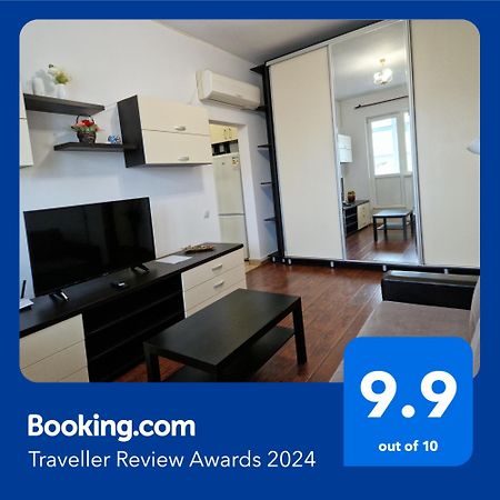 Charming Apartment With Private Terrace Boekarest Buitenkant foto