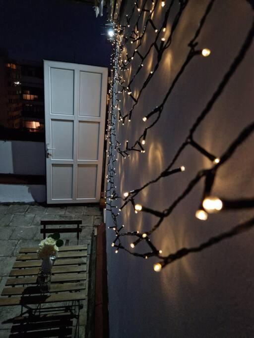 Charming Apartment With Private Terrace Boekarest Buitenkant foto