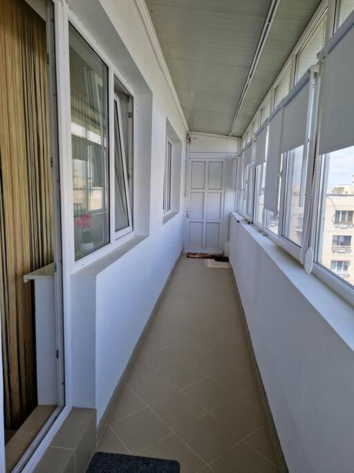 Charming Apartment With Private Terrace Boekarest Buitenkant foto