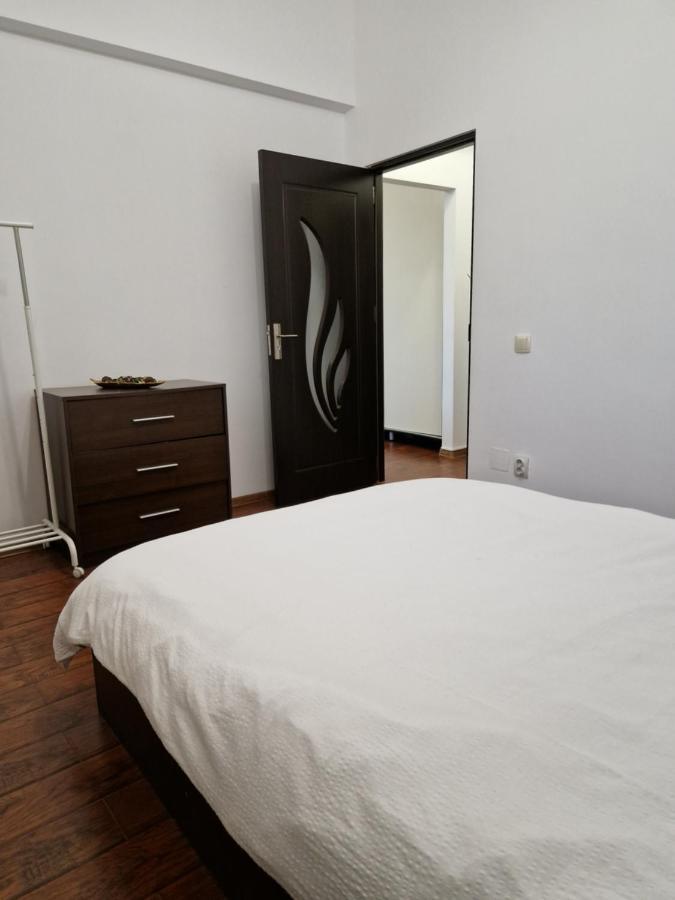 Charming Apartment With Private Terrace Boekarest Buitenkant foto