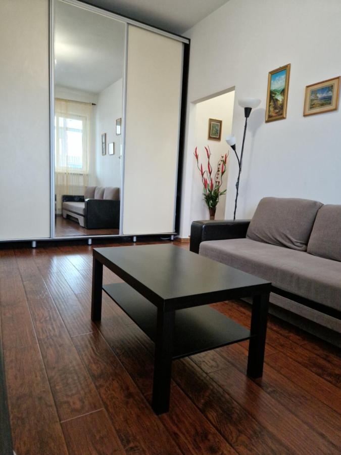 Charming Apartment With Private Terrace Boekarest Buitenkant foto