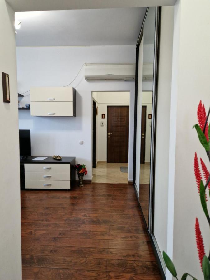 Charming Apartment With Private Terrace Boekarest Buitenkant foto