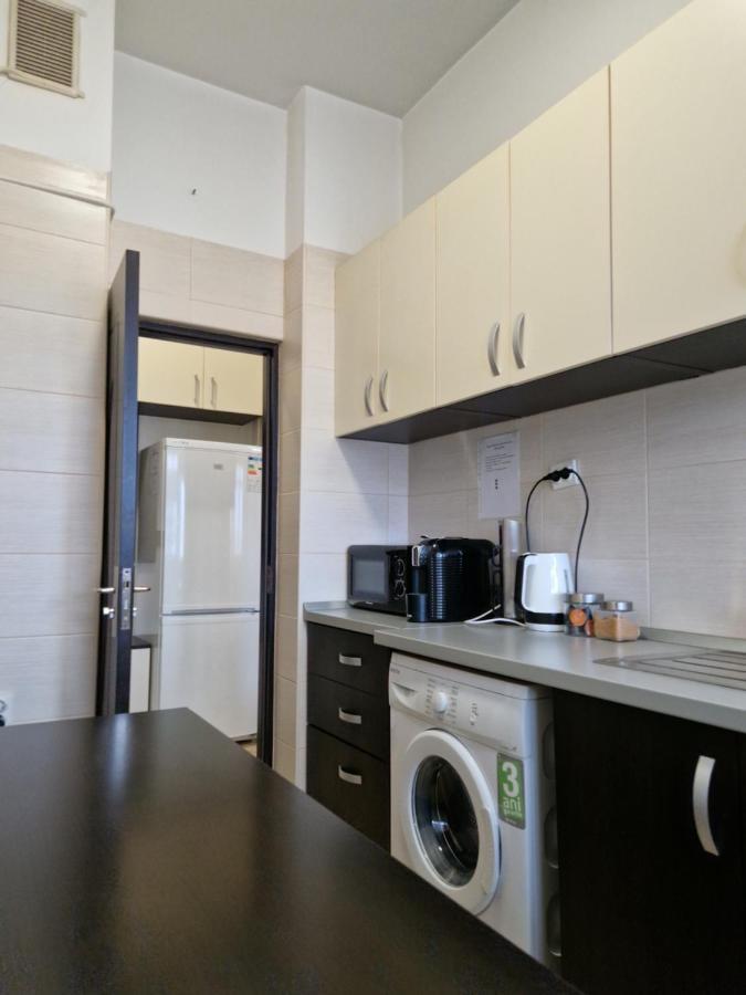 Charming Apartment With Private Terrace Boekarest Buitenkant foto